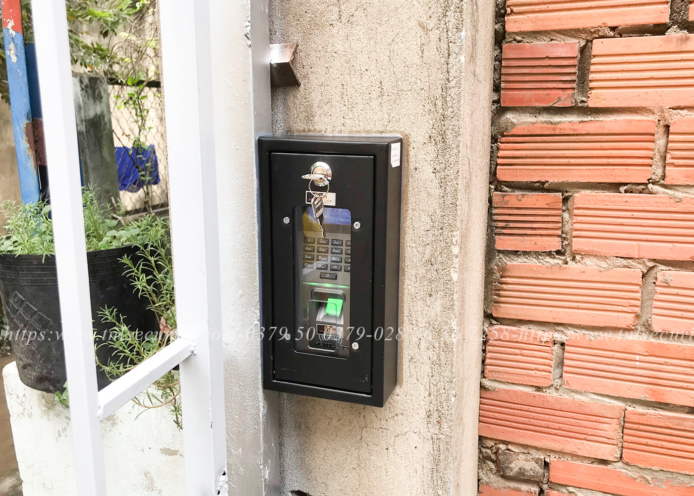 Cong-trinh-khoa-van-tay-Revol-Lock-RV2-tai-Tp.Thu-Duc